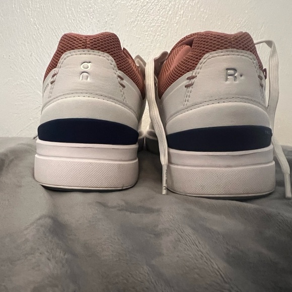 Great condition! On THE ROGER Advantage Sneakers. - Picture 5 of 14